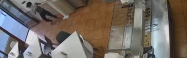 Dječak iz pekare u Pazaru ukrao kutiju s novcem za bolesne: “Danas ima taj zadatak, sutra neki drugi” (Video)