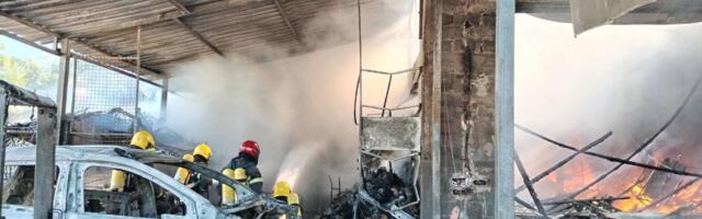 Gorela auto radionica u Ulici Partizanskih kurira u Kragujevcu