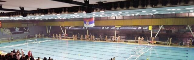 "Gipsana ploča pala u bazen dok su deca plivala"