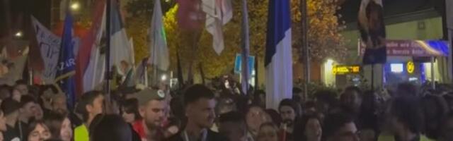 Stanovnici Batajnice i Nove Pazove u špaliru sa bakljama dočekali pešake iz Beograda