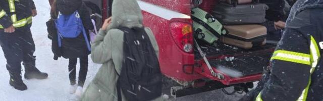 Do sada evakuisano 24 ljudi: Spasioci upozoravaju na novu opasnost posle snežne mećave!