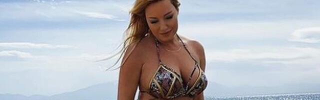 Važila je za smernu pevačicu, pa objavila sliku golih grudi: O njenoj vreloj pozi u toplesu brujali su svi