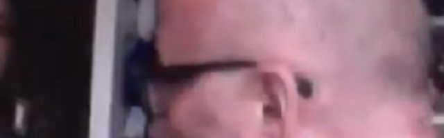 Poznatog pisca sin prekinuo usred intervjua, a reakciju je video čitav svet! (VIDEO)
