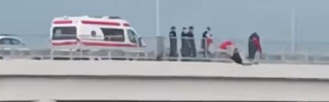 Čovek preti da će skočiti s mosta (VIDEO)