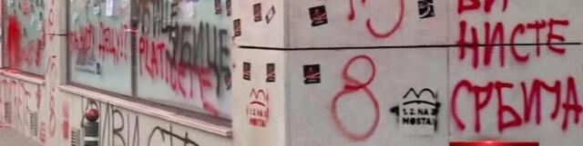 "Ubice", "Platićete", "Vi niste Srbija": Studenti i građani išarali prostorije SNS (FOTO, VIDEO)