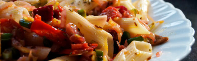 Salata od testenine sa sušenim paradajzom: Lagana, za predstojeće vrele dane (RECEPT+VIDEO)
