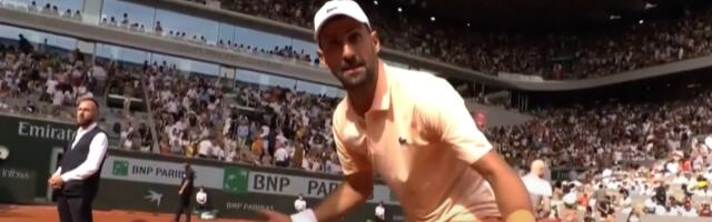 Novak je poludeo zbog njega! Srbin osvojio set, pa ušao u konflikt: Od kamermana je tražio samo jedno! /VIDEO/