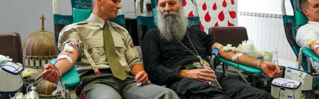 VELIKI PRIMER ČOVEKOLJUBLJA NA PETROVDAN: Patrijarh Porfirije darovao krv i uputio poziv vernicima (FOTO)