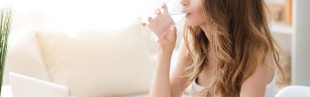 DEHIDRATACIJA ORGANIZMA: 10 signala da vam nedostaje voda u telu