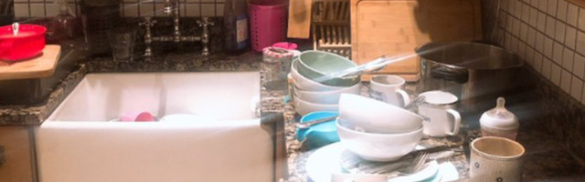 'Rešila sam da više ne perem sudove': Mama objavila štrajk na društvenim mrežama (FOTO)