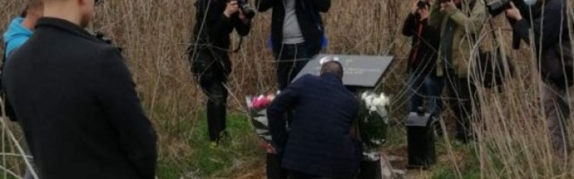 ZORAN I UROŠ NA MESTU UBISTVA JELENE! Suprug ubijene pevačice položio cveće i poljubio spomen ploču, JECI ZA DUŠU UPALIO SVEĆU