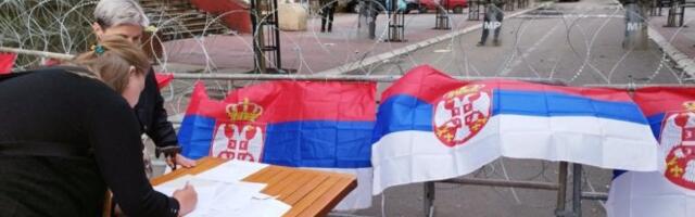 USKRAĆENO IM PRAVO NA RAD! Srbi u Zvečanu ispred bodljikave žice upisuju se na improvizovanoj prijavnici