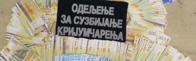 Sedeo na pola miliona norveških kruna: Carinici ispod sedišta pronašli tri koverte