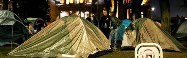 Više desetina muškaraca različitog uzrasta napušta kamp u Pionirskom parku