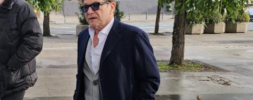 SIN Dragana Bjelogrlića sa 19 GODINA SNIMIO INTIMNU SCENU sa starijom koleginicom, od tada žene ne mogu da mu ODOLE! (FOTO)