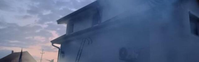 Drama na Čukarici: Vatrogasci u poslednjem momentu spasili ljude iz kuće u plamenu (FOTO)