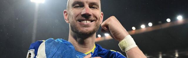 Edin Džeko održao hit govor sa balkona iznad Večne vatre u Sarajevu: "Kažu pokeraš, a? Što ih izblefa..."