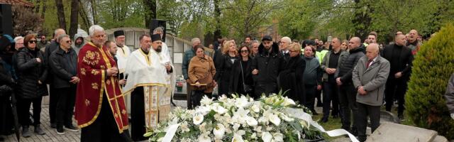 Duško Vujošević sahranjen uz taktove predivne Đoletove pesme: Putuj u neki bolji svet!