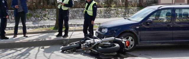 TEŠKO POVRIJEĐEN U UDESU – Motorom se zakucao u golf (FOTO)