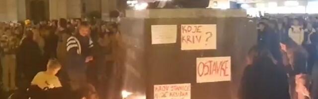 Građani kod spomenika Svetozaru Miletiću, traže ostavke odgovornih