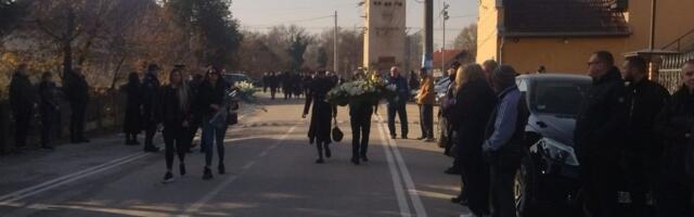 Ceca u crnini stigla na Palminu sahranu: Naočarama sakrila oči, čovek pored nje nosi ogroman venac