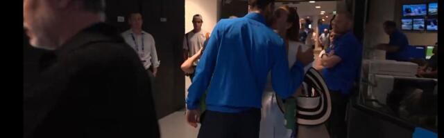 Predivna scena pred izlazak Đokovića na teren: Novak sa osmehom poljubio Jelenu, da li je ovo njegova amajlija