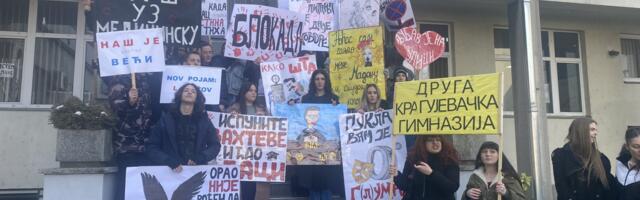 Građani i studenti uz učenike Medicinske škole u blokadi