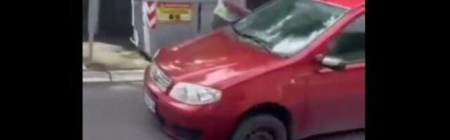 "Uspešna rekostrucija": Automobil propao kroz asfalt (VIDEO)