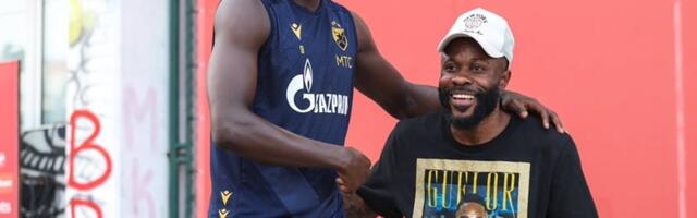 Kanga posetio fudbalere Crvene zvezde, pa napravio šou (VIDEO)