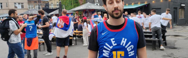 SRELI SMO DVOJNIKA VASE MICIĆA U RIGI: Nosi Jokićev dres, a otkrio nam je sve o snimku koji je zapalio društvene mreže! (VIDEO)