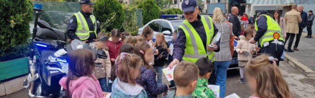 Predškolci sa policijom i vatrogascima povodom Dečje nedelje