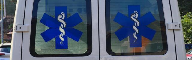 KOMBI UDARIO DETE (2) U SREMČICI: Sa teškim povredama mališan prebačen u bolnicu! Otrgao se iz ruku baki i izleteo na ulicu