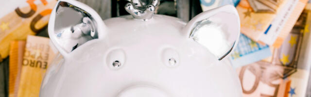 Средњи курс динара за евро у петак 117,3858 динара