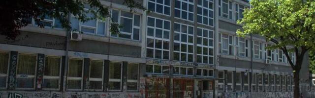 Uzbuna u osnovnoj školi, uplašeni roditelji tvrde: Deci se preti ubistvom, nađena je poruka izmazana krvlju! Oglasilo se i ministarstvo