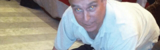 Nove fotografije osramoćenog bivšeg princa Endrua: Na njima je malo dete sa bezobraznom igračkom