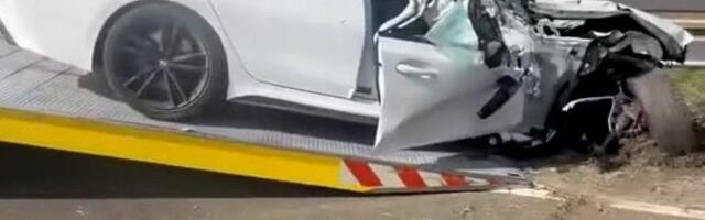 Teška nesreća u centru grada: Od siline udara motor ispao iz vozila