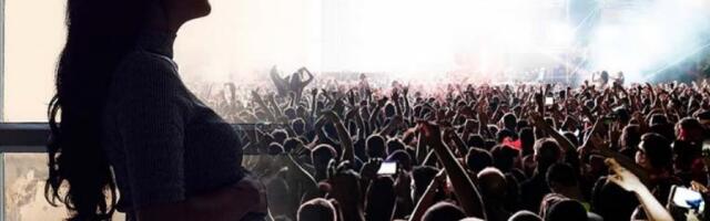 PEVAČICA IZGUBILA BEBU PRED NASTUP! Pevala mučnih 45 minuta, pa povraćala na parkingu tad!