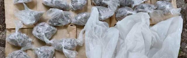 DVOJICA UHAPŠENA NA NOVOM BEOGRADU ZBOG DROGE: Jedan (44) je držao po džepovima, a drugom (21) u kolima policija pronašla 559 KESICA