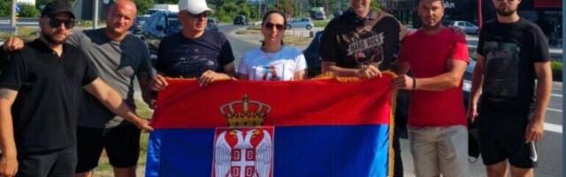 OVAKO SE DAJE PRIMER SVIM GRAĐANIMA! Gradonačelnik Kragujevca tri dana pešači od rodnog sela do Beograda – ljudi ga sa osmehom dočekuju gde god da kroči (FOTO)