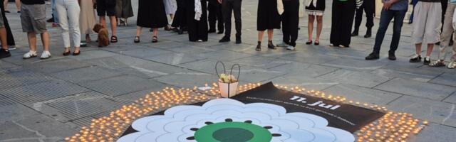 Sveće u Beogradu za žrtve u Srebrenici: Danas treba biti čovek