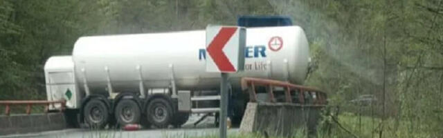 Skliznula cisterna s puta kod Sremske Rače