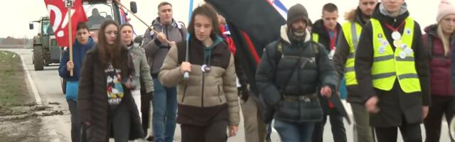 Studenti i srednjoškolci iz Sremske Mitrovice krenuli pešaka u Šid na veliki protest