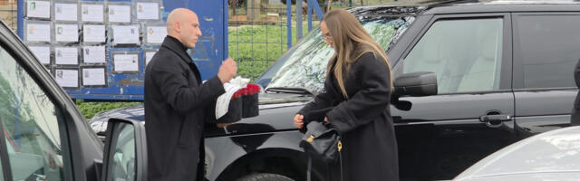 Goga Sekulić uplakana stigla na sahranu majke Nade: Sa njom došao i bivši muž, ne ostavlja je samu!