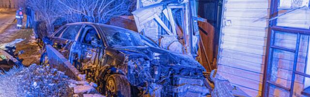 BIO TOLIKO PIJAN DA NIJE VIDEO KUĆU! Automobilom probio ZID i uleteo ljudima u dnevnu sobu! Vozač hitno prevezen u bolnicu!