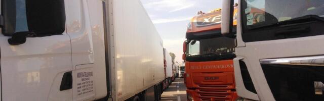 Kamioni na prelazima čekaju do četiri sata, kiša usporava saobraćaj širom zemlje