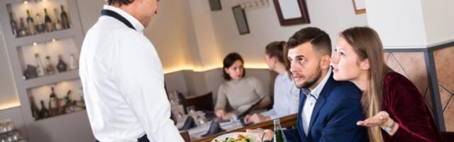 CRVENI ALARM U RESTORANU: 7 znakova da vas konobar ne poštuje – NE OSTAJTE NI SEKUNDU, tražite menadžera odmah