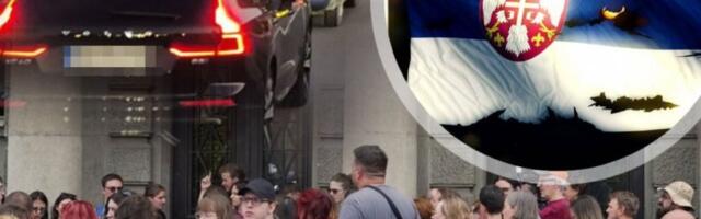 POTPUNO SU SKRENULI S UMA! NIŠTA VAM NIJE SVETO! Blokaderka u Kraljevu pokušala da cepa srpsku zastavu?! (VIDEO)