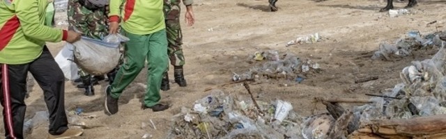 Očistili 30 tona smeća koje je voda nanela na čuvenu plažu Kuta na Baliju