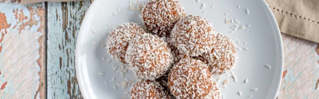 Najbrži recept za kolače ikad: Nema ništa lakše od kuglica sa keksom i jabukama