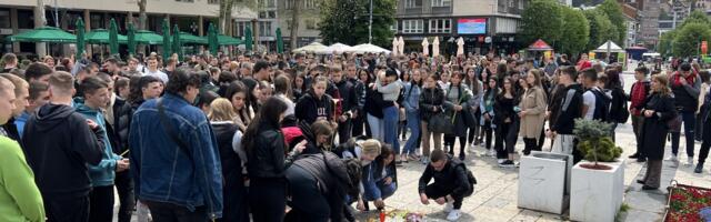 Učenici užičkih škola odali počast nastradalima u ubistvima u Beogradu (VIDEO)